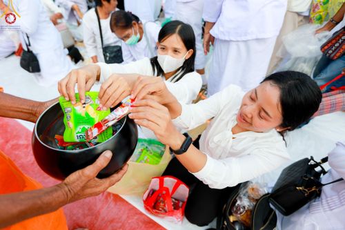 ภาพ No.116189:พิธีตักบาตรพระธรรมยาตรา ณ อนุสรณ์สถานลำดับที่ 4 สถานที่เกิดด้วยกายธรรม วัดโบสถ์(บน) จ.นนทบุรี วันที่ 21 มกราคม พ.ศ. 2567