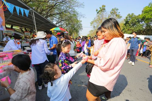 ภาพ No.194014:วัดพระธรรมกาย จัดงานวันเด็กแห่งชาติ ประจำปี พ.ศ.2568 ออกร้านอาหาร 200 ร้าน มอบของขวัญหลายหมื่นชิ้น วันที่ 12 มกราคม พ.ศ. 2568 วัดพระธรรมกาย อ.คลองหลวง จ.ปทุมธานี