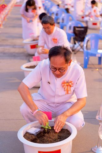 ภาพ No.253042:วันที่ 10 ตุลาคม พ.ศ. 2568 พิธีปลูกต้นทรัพย์บานชื่น ณ ลานธรรม วัดพระธรรมกาย