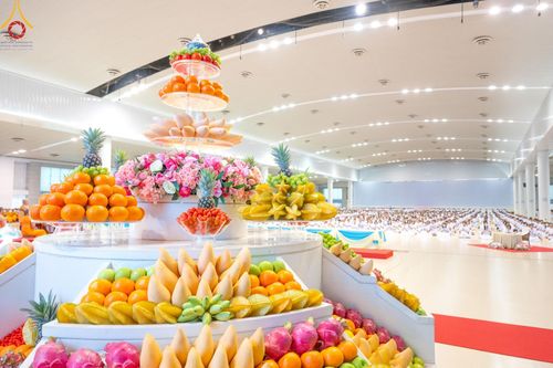 ภาพ No.139270:พิธีตักบาตร , พิธีบูชาข้าวพระ ณ ห้องแก้วสารพัด 1 สภาธรรมกายสากล วัดพระธรรมกาย วันอาทิตย์ต้นเดือนที่ 2 มิถุนายน พ.ศ. 2567