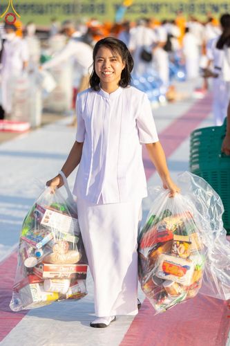 ภาพ No.187940:พิธีตักบาตรฉลองพระใหม่ ต้อนรับพุทธศักราช 2568 ณ ลานธรรมพระมหาธรรมกายเจดีย์ วัดพระธรรมกาย จ.ปทุมธานี วันที่ 1 มกราคม พ.ศ. 2568