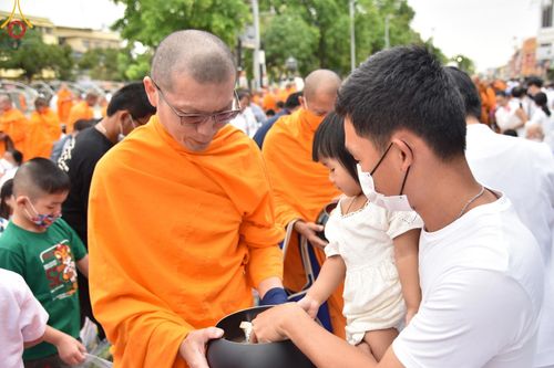 ภาพ No.126247:พิธีทำบุญเมืองนครราชสีมา ฉลอง 556 ปี ตักบาตรพระ 10,000 รูป ในวันเสาร์ที่ 2 มีนาคม พ.ศ.2567 ณ อนุสาวรีย์ท้าวสุรนารี จ.นครราชสีมา จัดโดย คณะสงฆ์จังหวัดนครราชสีมา ร่วมกับสำนักงานจังหวัดนครราชสีมา