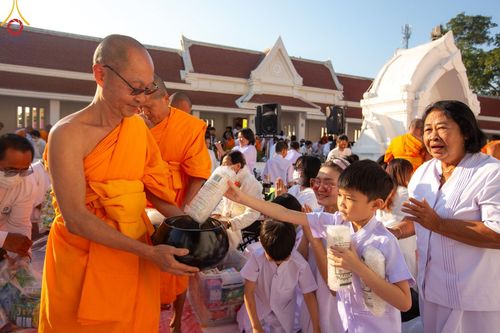 ภาพ No.197843:พิธีตักบาตรพระธรรมยาตรา ณ อนุสรณ์สถานลำดับที่ 4 สถานที่เกิดด้วยกายธรรม วัดโบสถ์(บน) ต.บางคูเวียง จ.นนทบุรี ในโครงการธรรมยาตรา กตัญญูบูชา มหาปูชนียาจารย์ พระมงคลเทพมุนี(สด จนฺทสโร) พระผู้ปราบมาร อนุสรณ์สถาน 7 แห่ง ปีที่ 13 วันที่ 19 มกราคม พ.ศ. 2568