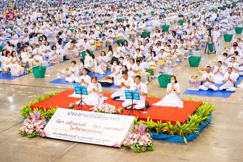 ภาพ No.308185:วันที่ 1  กุมภาพันธ์ พ.ศ. 2569 พิธีตักบาตรข้าวสารอาหารแห้ง ณ บ้านแก้วเรือนทองคุณยาย สภาธรรมกายสากล วัดพระธรรมกาย