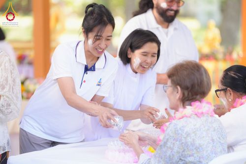 ภาพ No.321673:วันอาทิตย์ที่ 12 เมษายน พ.ศ.2569 กิจกรรมงานบุญวันสงกรานต์ (ตักบาตร ขอขมาพ่อแม่ สรงน้ำพระ รดน้ำขอพร) ณ วัดพระธรรมกายจอร์เจีย ประเทศสหรัฐอเมริกา