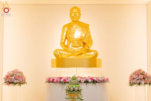 ภาพ No.319198:วันที่ 29 มีนาคม พ.ศ.2569 พิธีอัญเชิญรูปหล่อพระมงคลเทพมุนี (สด จนฺทสโร) ประดิษฐาน ณ ห้องปฏิบัติธรรม “มงคลรัตนโชติ”  วัดพระธรรมกายชิคาโก ประเทศสหรัฐอเมริกา