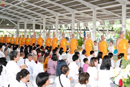 ภาพ No.338319:วันอาทิตย์ที่ 5 กรกฎาคม พศ.2569 พิธีตัดปอยผมธรรมทายาทนานาชาติ IDOP รุ่นที่ 21 จากประเทศจีน มาเลเซีย สิงคโปร์ และไต้หวัน ณ โถงช้าง วัดพระธรรมกาย