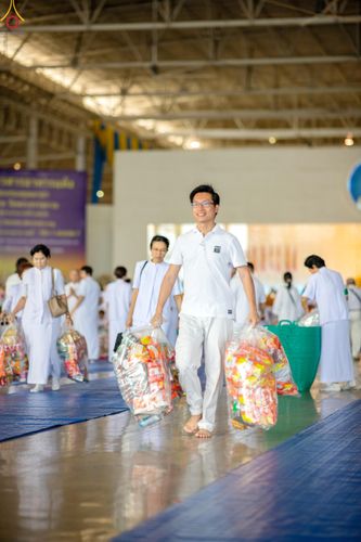 ภาพ No.327960:วันที่ 3 พฤษภาคม พ.ศ.2569 พิธีตักบาตร ข้าวสารอาหารแห้ง ณ บ้านแก้วเรือนทองคุณยายอาจารย์ฯ วัดพระธรรมกาย