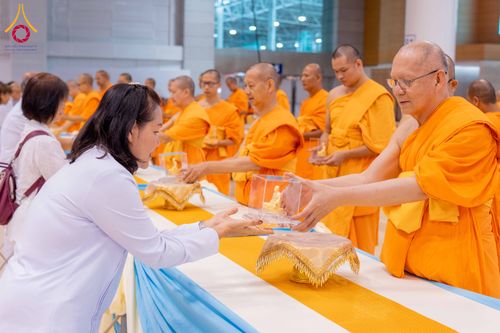 ภาพ No.338030:วันอาทิตย์ต้นเดือน 5 กรกฎาคม พ.ศ.2569 สัมมนาพิเศษ พิธีมอบพระของขวัญ ณ ห้องแก้วสารพัด1 วัดพระธรรมกาย