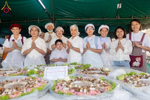 ภาพ No.297854:วันที่ 19 มกราคม พ.ศ. 2569 พิธีถวายภัตตาหารเป็นสังฆทาน แด่พระธรรมยาตรา ณ อนุสรณ์สถานบางปลา วัดบางปลา อำเภอบางเลน จังหวัดนครปฐม ในโครงการธรรมยาตรา กตัญญูบูชา มหาปูชนียาจารย์ พระมงคลเทพมุนี(สด จนฺทสโร) พระผู้ปราบมาร อนุสรณ์สถาน 7 แห่ง ปีที่ 14