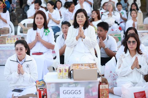 ภาพ No.284198:วันเสาร์ที่ 20 ธันวาคม พ.ศ.2568  พิธีตักบาตรพระ 10,000 รูป เนื่องในโอกาส 194 ปี จังหวัดกาญจนบุรี และอุทิศส่วนกุศลให้แด่บรรพชนทั้งหลาย บริเวณถนนสองแคว (Skywalk) เมืองกาญจนบุรี