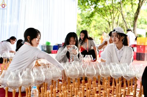 ภาพ No.330111:วันที่ 27-29 พฤษภาคม พ.ศ.2569 MBMI Tangerang (Majelis Agama Buddha Mahanikaya) ได้มีการเตรียมงานเพื่อจัดงานวิสาขบูชานานาชาติ  ชึ่งในงานจะมีการจุดประทีปโคมลาน โคมลอย กว่า 20,000 ดวง  เพื่อน้อมถวายเป็นพุทธบูชา และเพื่อเป็นการกระชับสัมพันธมิตรภาพ