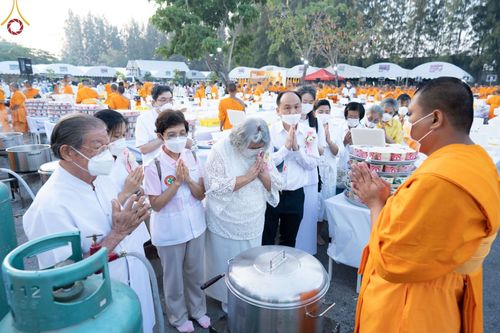ภาพ No.71487:พิธีถวายภัตตาหารเป็นสังฆทาน แด่คณะพระธรรมยาตราฯ ในโครงการธรรมยาตรากตัญญูบูชา มหาปูชนียาจารย์ พระมงคลเทพมุนี(สด จนฺทสโร) พระผู้ปราบมาร อนุสรณ์สถาน 7 แห่ง ปีที่ 11 วันที่ 16 มกราคม พ.ศ. 2566