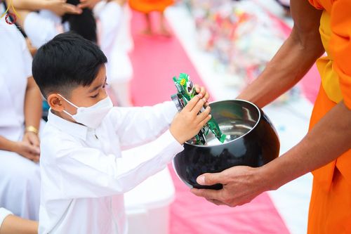 ภาพ No.69635:พิธีตักบาตรพระธรรมยาตราฯ ในโครงการธรรมยาตรากตัญญูบูชา มหาปูชนียาจารย์ พระมงคลเทพมุนี(สด จนฺทสโร) พระผู้ปราบมาร ปีที่ 11 ณ อนุสรณ์สถานลำดับที่ 1 สถานที่เกิดด้วยรูปกายเนื้อ อนุสรณ์สถานมหาวิหารพระมงคลเทพมุนี อ.สองพี่น้อง จ.สุพรรณบุรี