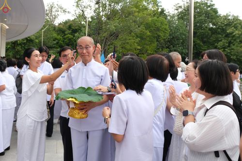 ภาพ No.330201:วันที่ 30 พฤษภาคม พ.ศ.2569 พิธีตัดปอยผมและปลงผม อุบาสกอุปสมบทอุทิศชีวิต 11 ท่าน ณ โบสถ์พระไตรปิฎก วัดพระธรรมกาย จังหวัดปทุมธานี
