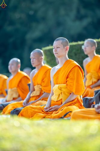 ภาพ No.281599:วันที่ 24 ธันวาคม พ.ศ.2568 พระธรรมยาตรา ปฏิบัติธรรม และถ่ายภาพหมู่ประวัติศาสตร์ ณ ลานหน้ามหาวิหารพระมงคลเทพมุนีฯ วัดพระธรรมกาย