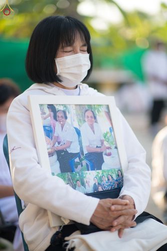 ภาพ No.73434:พิธีจุดประทีปถวายเป็นพุทธบูชา และบูชาธรรมมหาปูชนียาจารย์ ในโครงการธรรมยาตรากตัญญูบูชา มหาปูชนียาจารย์ พระมงคลเทพมุนี(สด จนฺทสโร) พระผู้ปราบมาร ปีที่ 11 ณ อนุสรณ์สถานลำดับที่ 4 สถานที่เกิดด้วยกายธรรม วัดโบสถ์ (บน) บางคูเวียง อ.บางกรวย จ.นนทบุรี วันที่ 21 