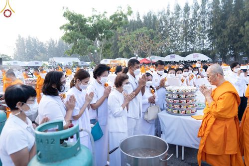 ภาพ No.71823:พิธีถวายภัตตาหารเป็นสังฆทาน แด่คณะพระธรรมยาตราฯ ในโครงการธรรมยาตรากตัญญูบูชา มหาปูชนียาจารย์ พระมงคลเทพมุนี(สด จนฺทสโร) พระผู้ปราบมาร อนุสรณ์สถาน 7 แห่ง ปีที่ 11 วันที่ 17 มกราคม พ.ศ. 2566