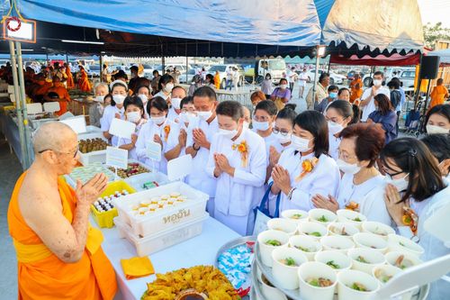 ภาพ No.74431:พิธีถวายภัตตาหารเป็นสังฆทาน แด่คณะพระธรรมยาตราฯ ในโครงการธรรมยาตรากตัญญูบูชา มหาปูชนียาจารย์ พระมงคลเทพมุนี(สด จนฺทสโร) พระผู้ปราบมาร อนุสรณ์สถาน 7 แห่ง ปีที่ 11 วันที่ 26 มกราคม พ.ศ. 2566