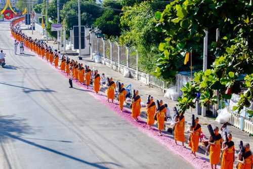 ภาพ No.106185:พิธีต้อนรับพระธรรมยาตรา ชุด 2 ในโครงการธรรมยาตรากตัญญูบูชา มหาปูชนียาจารย์  พระมงคลเทพมุนี(สด จนฺทสโร) พระผู้ปราบมาร  อนุสรณ์สถาน 7 แห่ง ปีที่ 12  วันที่ 3 มกราคม พ.ศ. 2567  ณ อนุสรณ์สถานโลตัสแลนด์ จ.สุพรรณบุรี