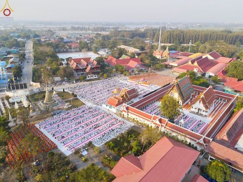 ภาพ No.72045:พิธีตักบาตรพระธรรมยาตราฯ ในโครงการธรรมยาตรากตัญญูบูชา มหาปูชนียาจารย์ พระมงคลเทพมุนี(สด จนฺทสโร) พระผู้ปราบมาร ปีที่ 11 ณ อนุสรณ์สถานลำดับที่ 3 สถานที่เกิดใหม่ในเพศสมณะ วัดสองพี่น้อง อ.สองพี่น้อง จ.สุพรรณบุรี วันที่ 18 มกราคม พ.ศ. 2566