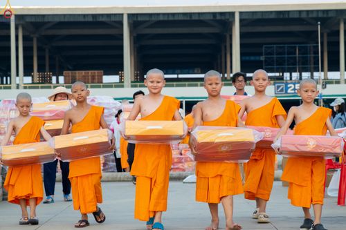 ภาพ No.322611:วันที่ 17 เมษายน พ.ศ.2569 การเรียงกล่องไทยธรรม เรียงน้ำดื่ม เรียงร่ม ณ ลานธรรมพระมหาธรรมกายเจดีย์ เพื่องานถวายมหาสังฆทาน 40,000 กว่าวัดทั่วประเทศ วันคุ้มครองโลก 22 เมษายน พ.ศ.2569 วัดพระธรรมกาย