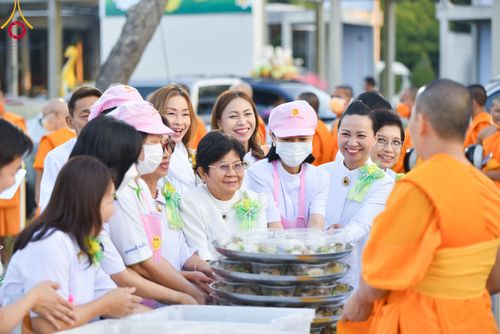 ภาพ No.106359:พิธีถวายภัตตาหารเป็นสังฆทาน แด่คณะพระธรรมยาตราฯ ในโครงการธรรมยาตรากตัญญูบูชา มหาปูชนียาจารย์ พระมงคลเทพมุนี(สด จนฺทสโร) พระผู้ปราบมาร อนุสรณ์สถาน 7 แห่ง ปีที่ 12 วันที่ 5 มกราคม พ.ศ. 2567 ณ อนุสรณ์สถานโลตัสแลนด์ จ.สุพรรณบุรี