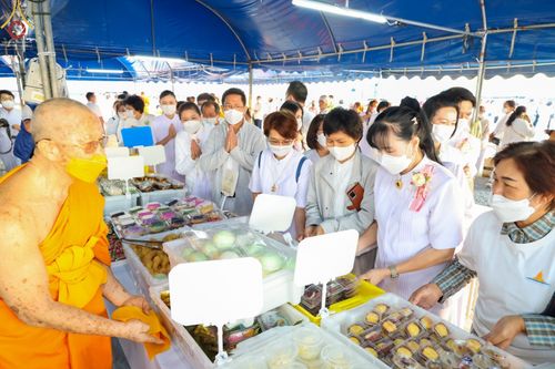 ภาพ No.74653:พิธีถวายภัตตาหารเป็นสังฆทาน แด่คณะพระธรรมยาตราฯ ในโครงการธรรมยาตรากตัญญูบูชา มหาปูชนียาจารย์ พระมงคลเทพมุนี(สด จนฺทสโร) พระผู้ปราบมาร อนุสรณ์สถาน 7 แห่ง ปีที่ 11 วันที่ 28 มกราคม พ.ศ. 2566