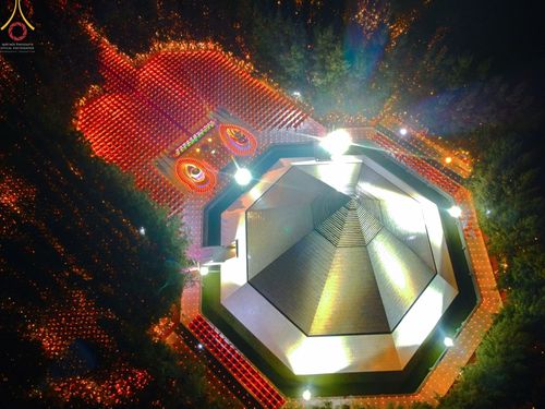 ภาพ No.69378:พิธีจุดประทีปถวายเป็นพุทธบูชา และบูชาธรรมมหาปูชนียาจารย์ ในโครงการธรรมยาตรากตัญญูบูชา มหาปูชนียาจารย์ พระมงคลเทพมุนี(สด จนฺทสโร) พระผู้ปราบมาร ปีที่ 11 ณ อนุสรณ์สถานมหาวิหารพระมงคลเทพมุนี อ.สองพี่น้อง จ.สุพรรณบุรี