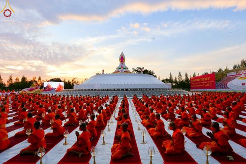 ภาพ No.70219:พิธีจุดประทีปถวายเป็นพุทธบูชา และบูชาธรรมมหาปูชนียาจารย์ ในโครงการธรรมยาตรากตัญญูบูชา มหาปูชนียาจารย์ พระมงคลเทพมุนี(สด จนฺทสโร) พระผู้ปราบมาร ปีที่ 11 ณ อนุสรณ์สถานลำดับที่ 2 สถานที่ตั้งมโนปณิธานบวชตลอดชีวิต อนุสรณ์สถานคลองบางนางแท่น อ.สามพราน จ.นครปฐม 