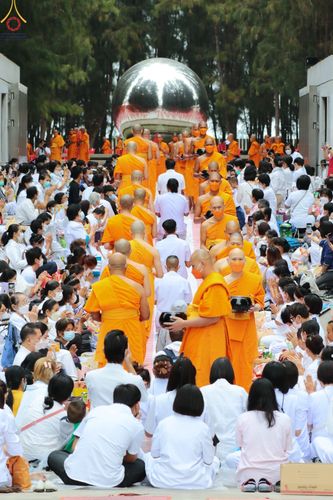 ภาพ No.69726:พิธีตักบาตรพระธรรมยาตราฯ ในโครงการธรรมยาตรากตัญญูบูชา มหาปูชนียาจารย์ พระมงคลเทพมุนี(สด จนฺทสโร) พระผู้ปราบมาร ปีที่ 11 ณ อนุสรณ์สถานลำดับที่ 1 สถานที่เกิดด้วยรูปกายเนื้อ อนุสรณ์สถานมหาวิหารพระมงคลเทพมุนี อ.สองพี่น้อง จ.สุพรรณบุรี