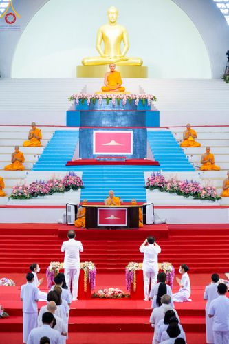 ภาพ No.83679:พิธีวางแผ่นจารึกชื่อและพิธีวางพวงมาลัยสักการะพระประธาน วันอาทิตย์ที่ 16 กรกฎาคม พ.ศ. 2566 ณ รัตนบัลลังก์ สภาธรรมกายสากล วัดพระธรรมกาย