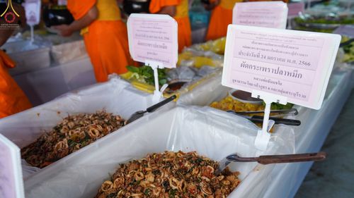 ภาพ No.74045:พิธีถวายภัตตาหารเป็นสังฆทาน แด่คณะพระธรรมยาตราฯ ในโครงการธรรมยาตรากตัญญูบูชา มหาปูชนียาจารย์ พระมงคลเทพมุนี(สด จนฺทสโร) พระผู้ปราบมาร อนุสรณ์สถาน 7 แห่ง ปีที่ 11 วันที่ 24 มกราคม พ.ศ. 2566