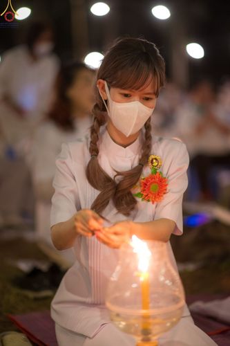 ภาพ No.69494:พิธีจุดประทีปถวายเป็นพุทธบูชา และบูชาธรรมมหาปูชนียาจารย์ ในโครงการธรรมยาตรากตัญญูบูชา มหาปูชนียาจารย์ พระมงคลเทพมุนี(สด จนฺทสโร) พระผู้ปราบมาร ปีที่ 11 ณ อนุสรณ์สถานมหาวิหารพระมงคลเทพมุนี อ.สองพี่น้อง จ.สุพรรณบุรี