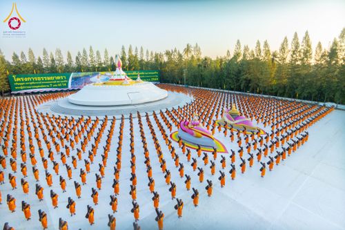 ภาพ No.290676:วันที่ 8 มกราคม พ.ศ. 2569 พระธรรมยาตราปฏิบัติธรรม และถ่ายภาพหมู่ประวัติศาสตร์ ในโครงการธรรมยาตรา กตัญญูบูชามหาปูชนียาจารย์ พระมงคลเทพมุนี(สด จนฺทสโร) พระผู้ปราบมาร อนุสรณ์สถาน 7 แห่ง ปีที่ 14 ณ อนุสรณ์สถานคลองบางนางแท่น อ.สามพราน จ.นครปฐม