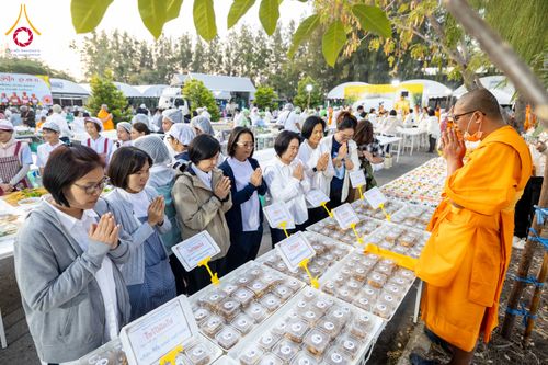 ภาพ No.292620:วันที่ 12 มกราคม พ.ศ. 2569 พิธีถวายภัตตาหารเป็นสังฆทาน แด่พระธรรมยาตรา ณ อนุสรณ์สถานมหาวิหารพระมงคลเทพมุนี (โลตัสแลนด์) อ.สองพี่น้อง จ.สุพรรณบุรี ในโครงการธรรมยาตรา กตัญญูบูชา มหาปูชนียาจารย์ พระมงคลเทพมุนี(สด จนฺทสโร) พระผู้ปราบมาร อนุสรณ์สถาน 7 แห่ง ปี