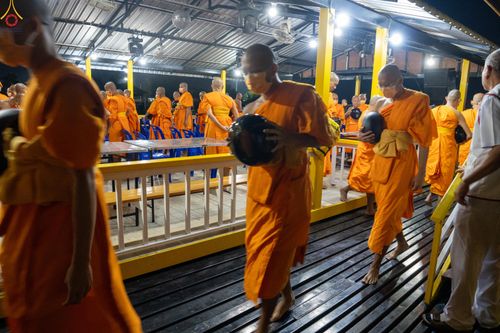 ภาพ No.282534:วันเสาร์ที่ 20 ธันวาคม พ.ศ.2568 พิธีตักบาตรพระ 10,000 รูป (ชุด 2) เนื่องในโอกาส 194 ปี จังหวัดกาญจนบุรี และอุทิศส่วนกุศลให้แด่บรรพชนทั้งหลาย บริเวณถนนสองแคว (Skywalk) เมืองกาญจนบุรี