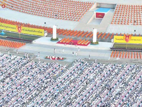 ภาพ No.279775:วันที่ 1 มกราคม พ.ศ.2569 พิธีตักบาตรในวันขึ้นปีใหม่ ณ ลานธรรม วัดพระธรรมกาย