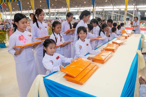 ภาพ No.318562:วันอาทิตย์ต้นเดือนที่ 5 เมษายน พ.ศ.2569 พิธีทอดผ้าป่าสมทบมหาสังฆทาน 40,000 กว่าวัดทั่วประเทศ ณ สภาธรรมกายสากล วัดพระธรรมกาย