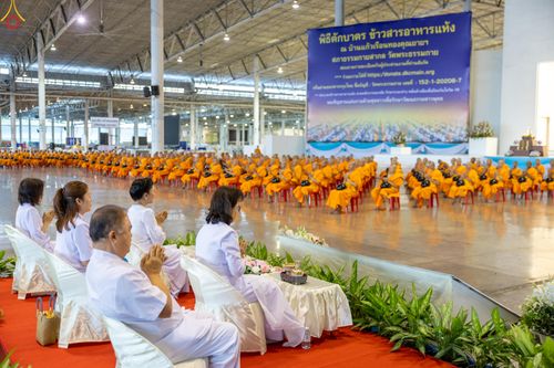 ภาพ No.311301:วันอาทิตย์ต้นเดือนที่ 1 มีนาคม พ.ศ.2569 พิธีตักบาตร และ พิธีบูชาข้าวพระ ณ สภาธรรมกายสากล วัดพระธรรมกาย