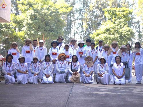 ภาพ No.296021:ภาพเบื้องหลังอาสาสมัครรวมใจ ชุดที่ 1 ในโครงการธรรมยาตรา กตัญญูบูชา มหาปูชนียาจารย์ พระมงคลเทพมุนี(สด จนฺทสโร) พระผู้ปราบมาร อนุสรณ์สถาน 7 แห่ง ปีที่ 14