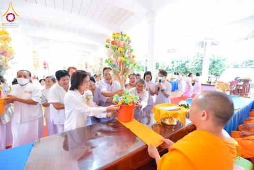 ภาพ No.313068:วันเสาร์ที่ 28 กุมภาพันธ์  พ.ศ. 2569 พิธีทอดผ้าป่าสามัคคีเพื่อสร้างอาคารที่พักสามเณร ณ ศูนย์ปฏิบัติธรรมสวนผึ้ง จ.ราชบุรี