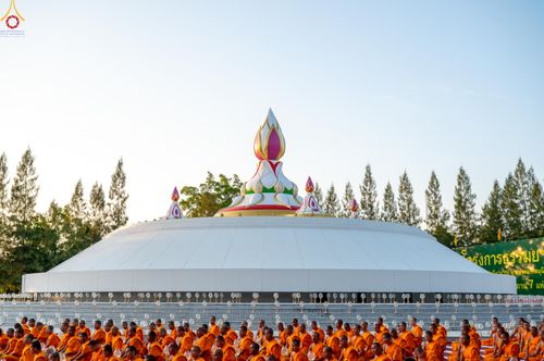 ภาพ No.292017:วันที่ 10 มกราคม พ.ศ. 2569 พิธีจุดประทีปถวายเป็นพุทธบูชา และบูชาธรรมมหาปูชนียาจารย์  ณ อนุสรณ์สถานคลองบางนางแท่น อ.สามพราน จ.นครปฐม ในโครงการธรรมยาตรา กตัญญูบูชา มหาปูชนียาจารย์ พระมงคลเทพมุนี(สด จนฺทสโร) พระผู้ปราบมาร อนุสรณ์สถาน 7 แห่ง ปีที่ 14