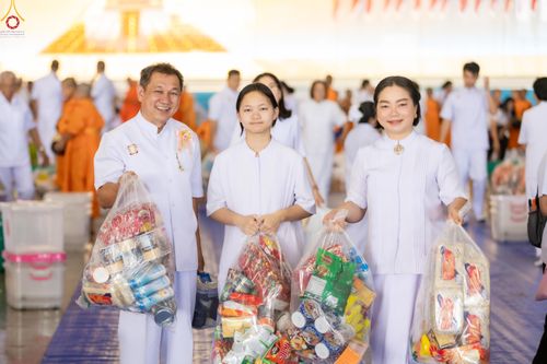 ภาพ No.318233:วันอาทิตย์ต้นเดือนที่ 5 เมษายน พ.ศ.2569 พิธีตักบาตร ณ บ้านแก้วเรือนทองคุณยายอาจารย์ฯ วัดพระธรรมกาย