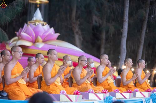 ภาพ No.289213:วันที่ 7 มกราคม พ.ศ. 2569 พิธีตักบาตรพระธรรมยาตรา ณ อนุสรณ์สถานลำดับที่ 1 สถานที่เกิดด้วยรูปกายเนื้อ อนุสรณ์สถานมหาวิหารพระมงคลเทพมุนี (โลตัสแลนด์) อ.สองพี่น้อง จ.สุพรรณบุรี ในโครงการธรรมยาตรา กตัญญูบูชา มหาปูชนียาจารย์ พระมงคลเทพมุนี(สด จนฺทสโร) พระผู้ป