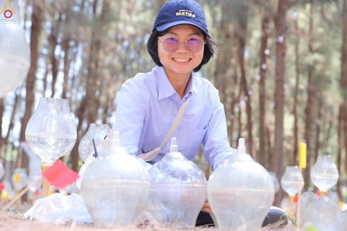 ภาพ No.300468:ภาพเบื้องหลังอาสาสมัครรวมใจ ชุดที่ 3 ในโครงการธรรมยาตรา กตัญญูบูชา มหาปูชนียาจารย์ พระมงคลเทพมุนี(สด จนฺทสโร) พระผู้ปราบมาร อนุสรณ์สถาน 7 แห่ง ปีที่ 14