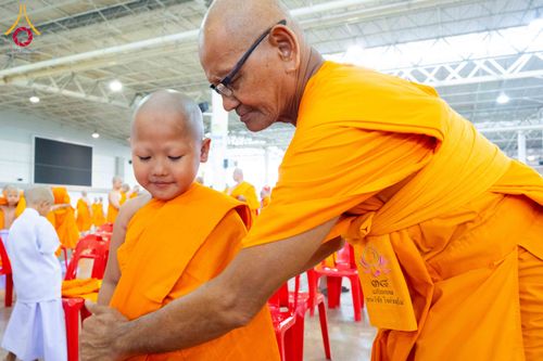 ภาพ No.319555:วันเสาร์ที่ 4 เมษายน พ.ศ.2569 พิธีขอขมา มอบผ้าไตร และถวายบาตรแด่นาคธรรมทายาท ในโครงการบรรพชาสามเณรฟื้นฟูพระพุทธศาสนาทั่วไทย โครงการหน่อแก้วเปรียญธรรม รุ่นที่ 14 โครงการสามเณรยุวธรรมทายาท รุ่นที่ 34 โครงการสามเณรมัชฌิมธรรมทายาท รุ่นที่ 30 ณ สภาธรรมกายสากล