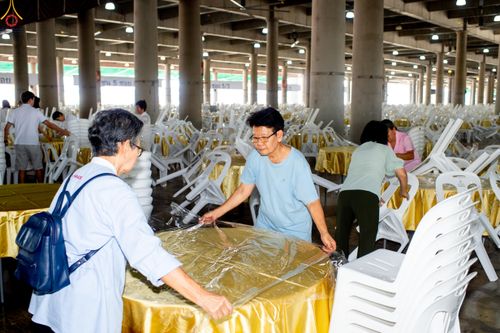 ภาพ No.322319:วันที่ 15 เมษายน พ.ศ.2569 การเตรียมงาน เช็ดโต๊ะ เก้าอี้ ปูผ้าโต๊ะฉัน เพื่องานถวายมหาสังฆทาน 40,000 กว่าวัดทั่วประเทศ วันคุ้มครองโลก 22 เมษายน พ.ศ.2569 วัดพระธรรมกาย