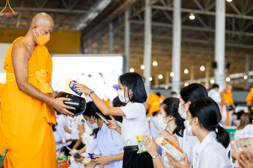 ภาพ No.78857:พิธีตักบาตร ข้าวสารอาหารแห้ง พิธีบูชาข้าวพระ ในวันอาทิตย์ต้นเดือนที่ 2 เมษายน พ.ศ. 2566