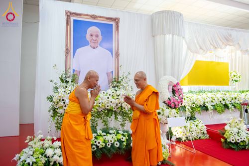 ภาพ No.314400:วันพฤหัสบดีที่ 19 มีนาคม พ.ศ. 2569 พิธีบำเพ็ญกุศล คุณพ่อณรงค์ จินตมากุล โยมบิดา พระครูปลัดรัตนวีรวัฒน์ (รังสฤษดิ์ อิทฺธิจินตโก) ที่ปรึกษาเจ้าคณะจังหวัดปทุมธานี เจ้าอาวาสวัดพระธรรมกาย  ณ ห้องปลูกศรัทธา 2 วัดพระธรรมกาย ปทุมธานี